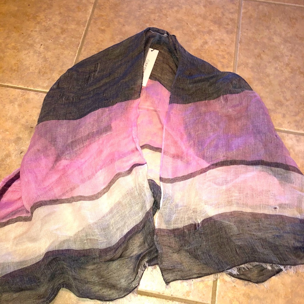 A shall that is brand new never worn